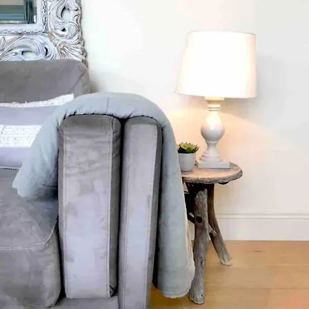 Coastal Chic Waterfront بيت ضيافة 4*