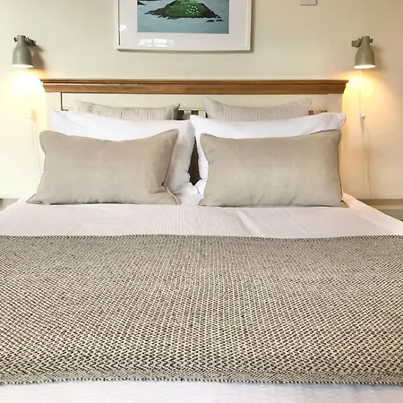 Coastal Chic Waterfront Гостевой дом Кинсэйл