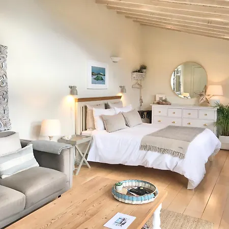 Coastal Chic Waterfront 4* Кинсэйл