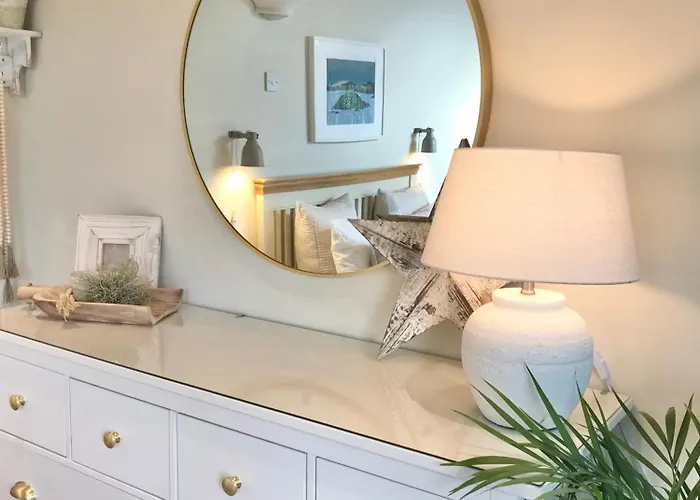 Coastal Chic Waterfront Гостевой дом 4*